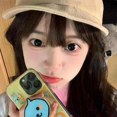 坐在酒吧里吃蛋糕